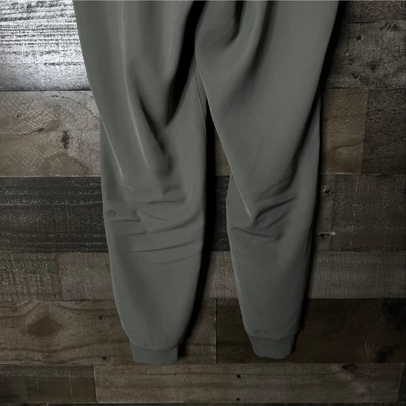 SOLD Lululemon On The Fly Jogger 6 - Picture 9 of 10